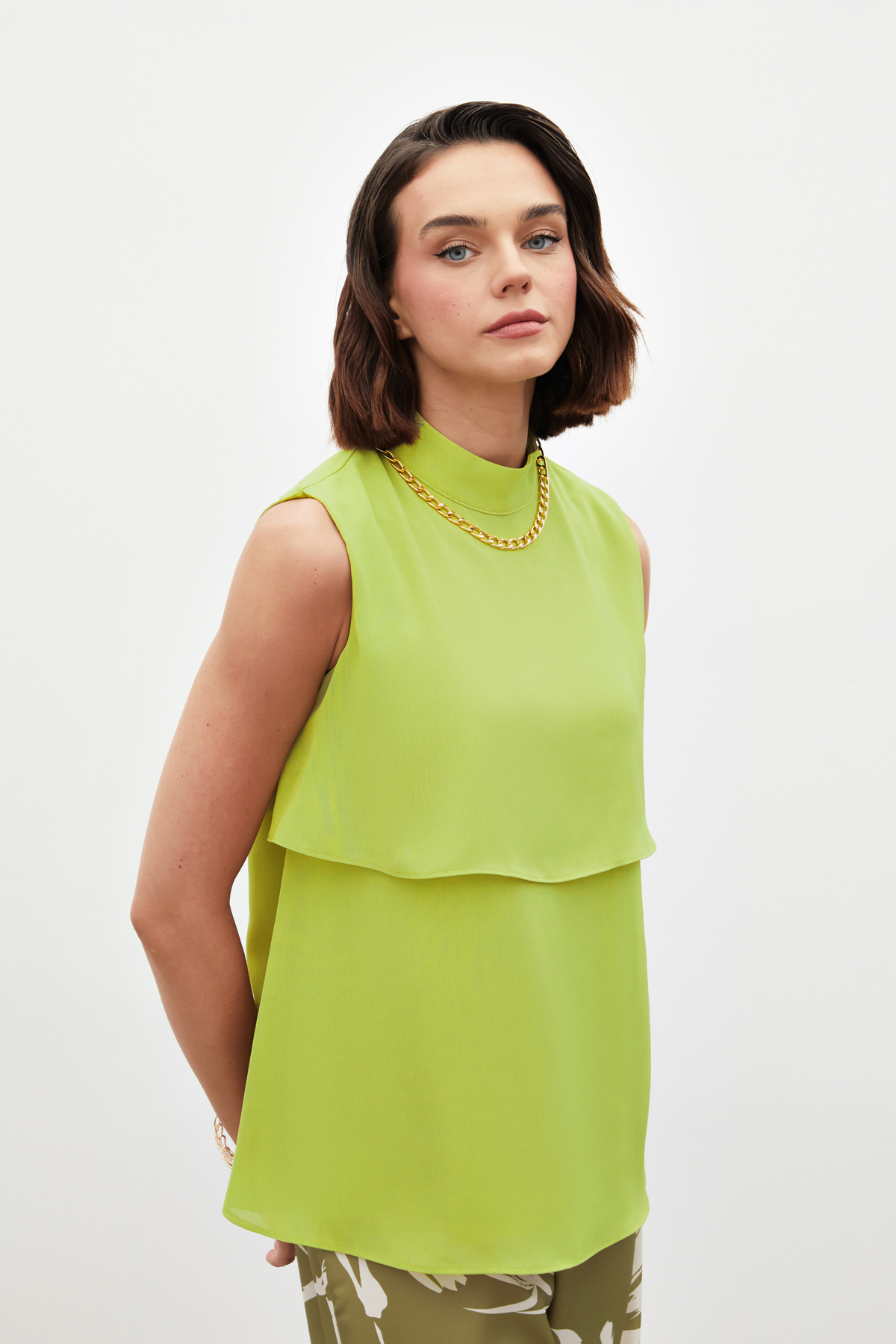 Aksesuar Detaylı Volanlı Bluz - YAĞ YEŞİLİ