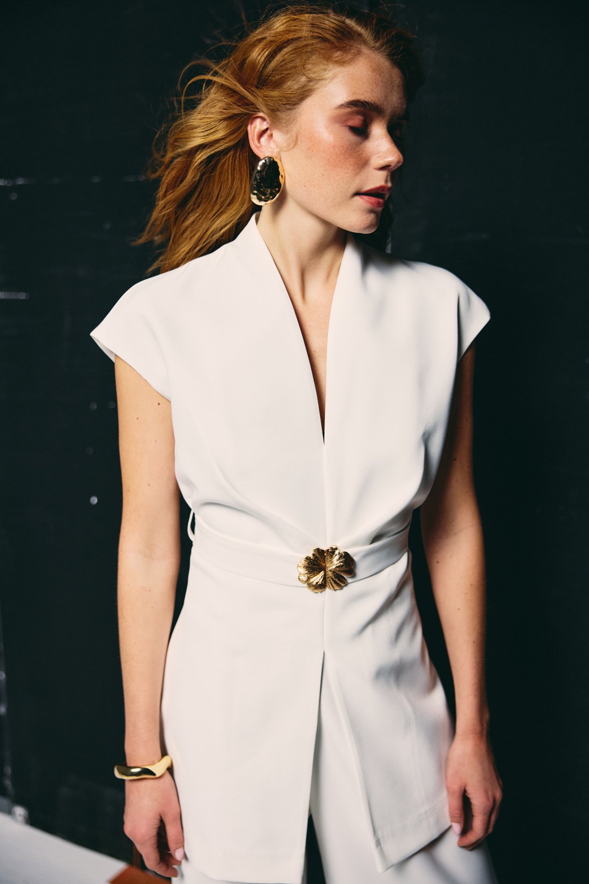 Aksesuar Kuşaklı Kolsuz Bluz - Ekru