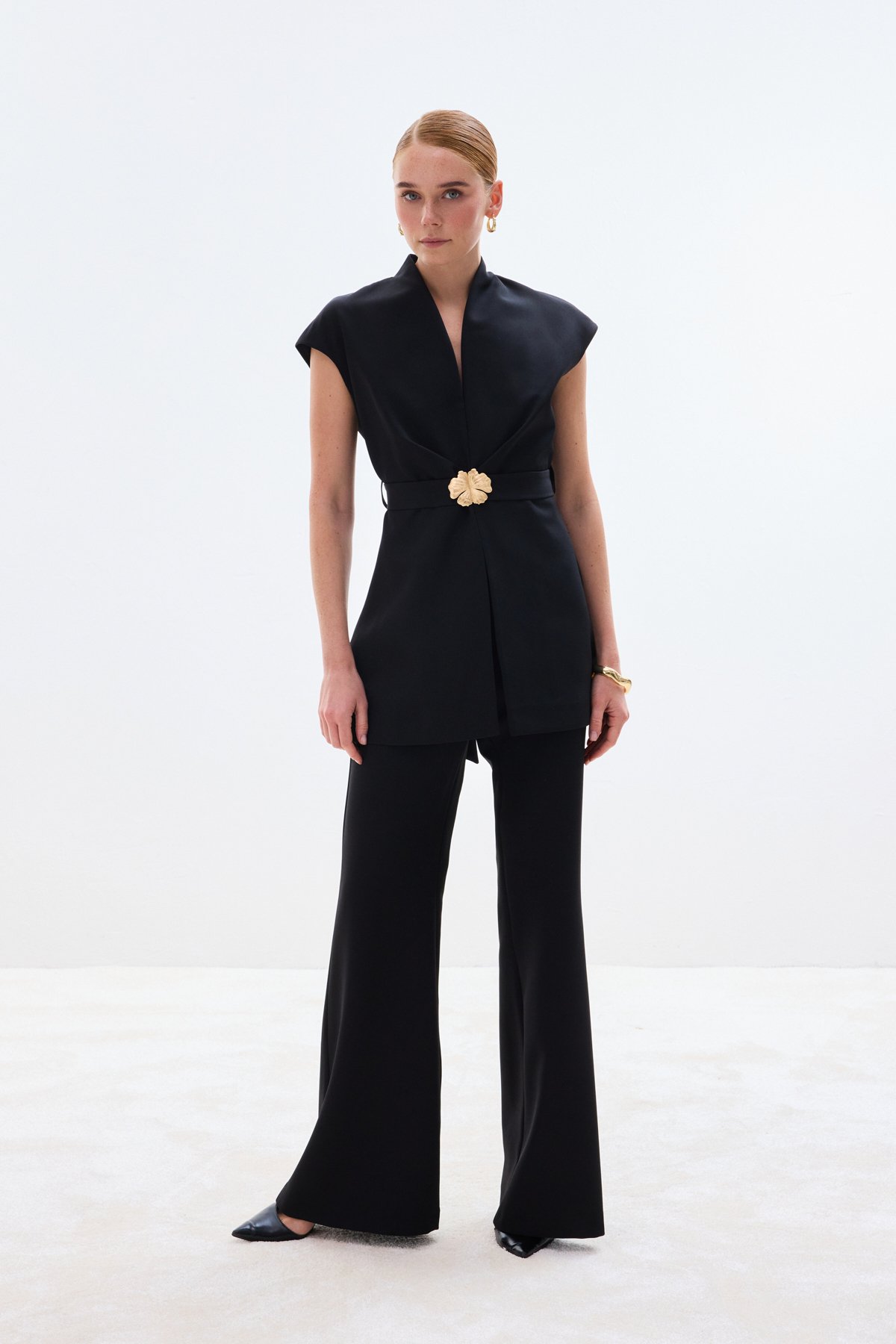 Aksesuar Kuşaklı Kolsuz Bluz - Siyah