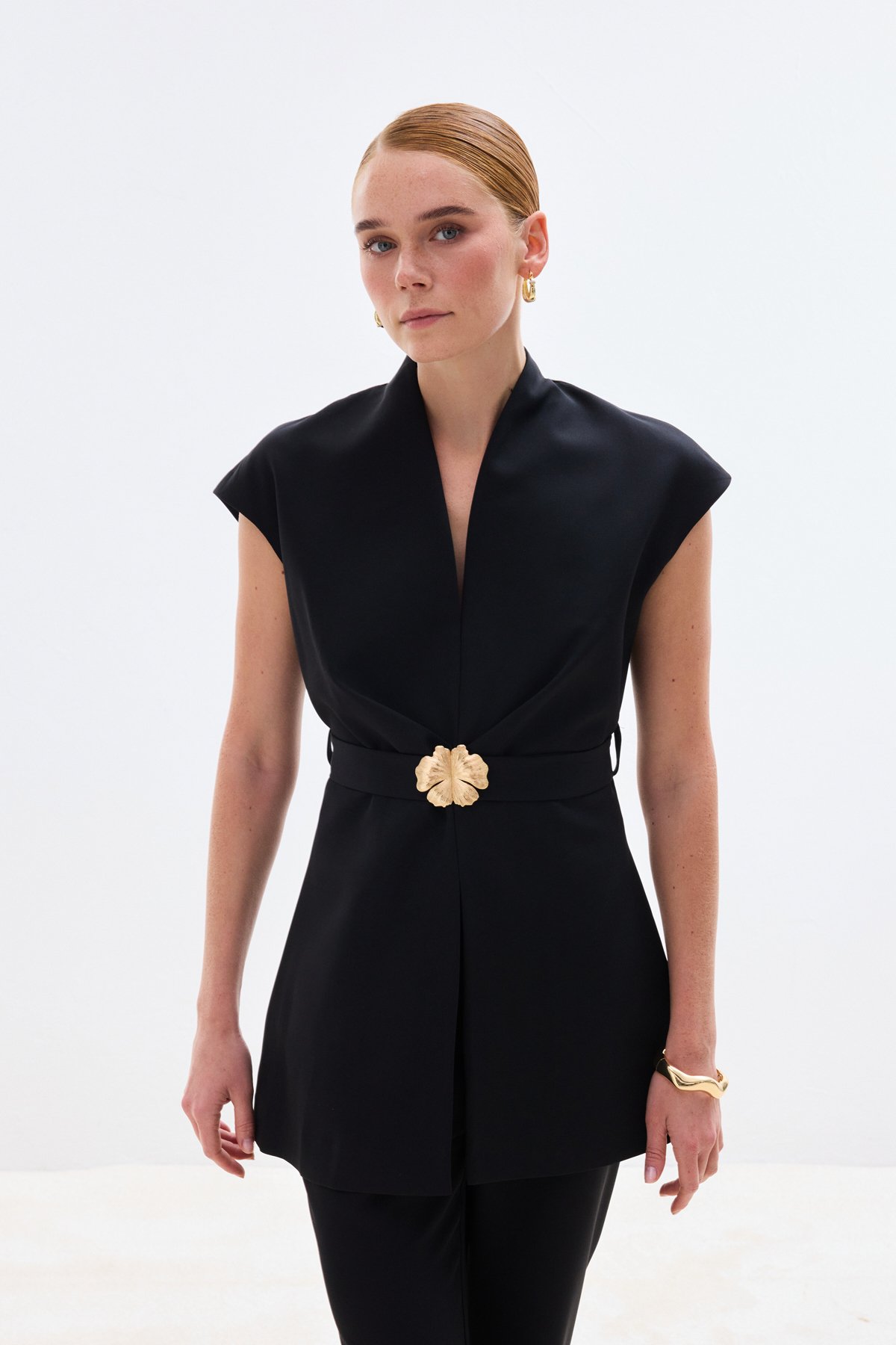 Aksesuar Kuşaklı Kolsuz Bluz - Siyah