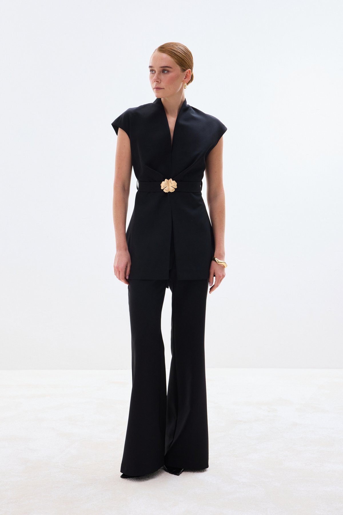 Aksesuar Kuşaklı Kolsuz Bluz - Siyah