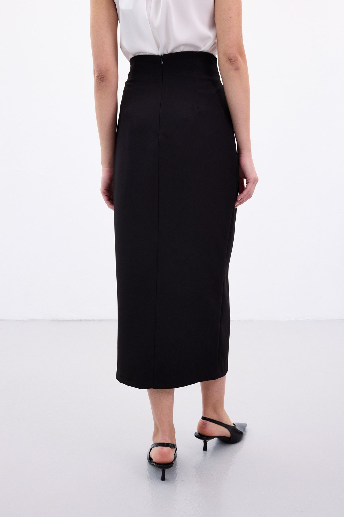 Aksesuar Kuşaklı Yırtmaçlı  Etek - Siyah