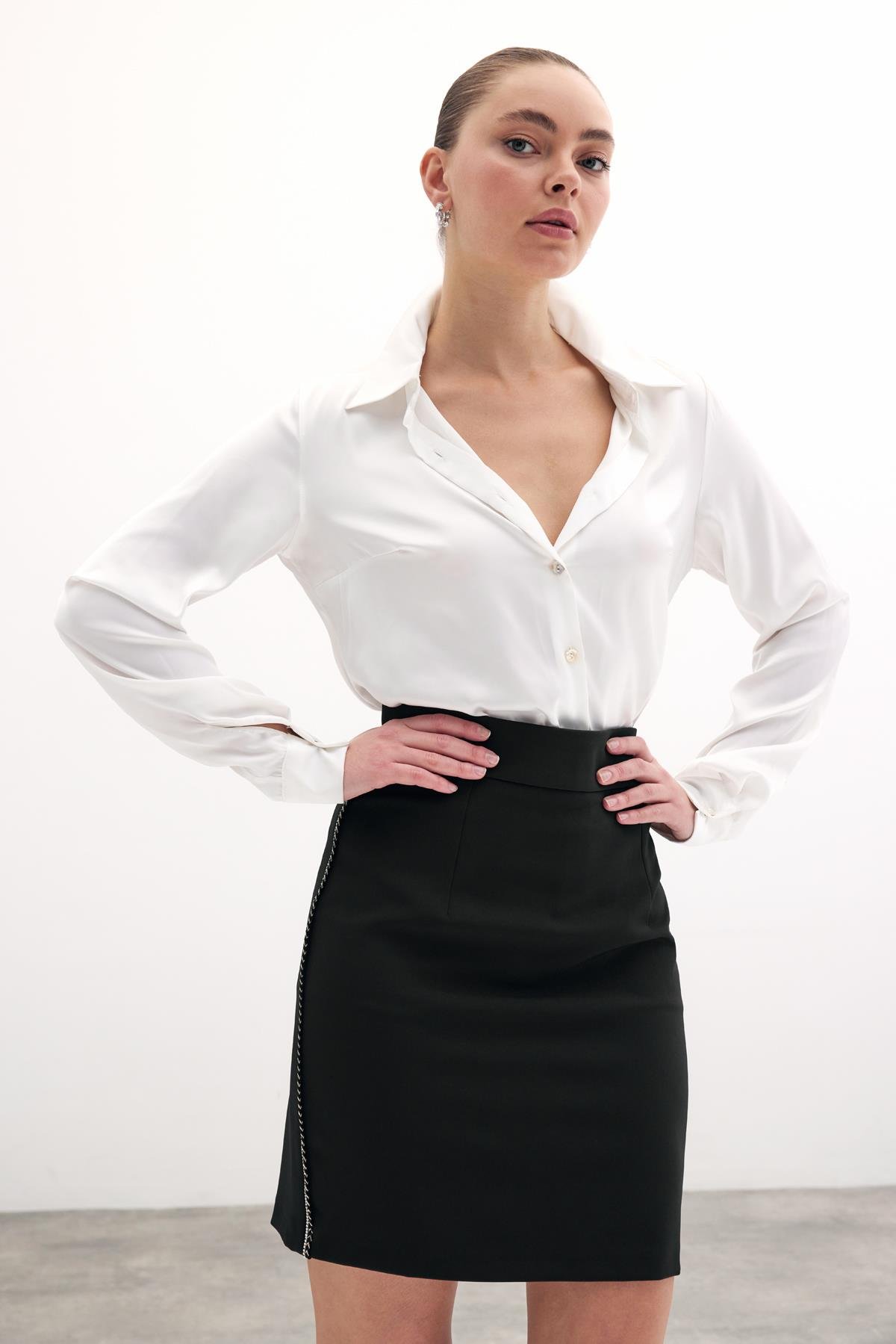 Aksesuar Şeritli Mini Etek - Siyah