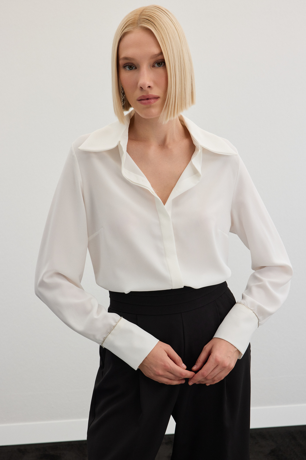 Aksesuarlı Klasik Gömlek - Ekru