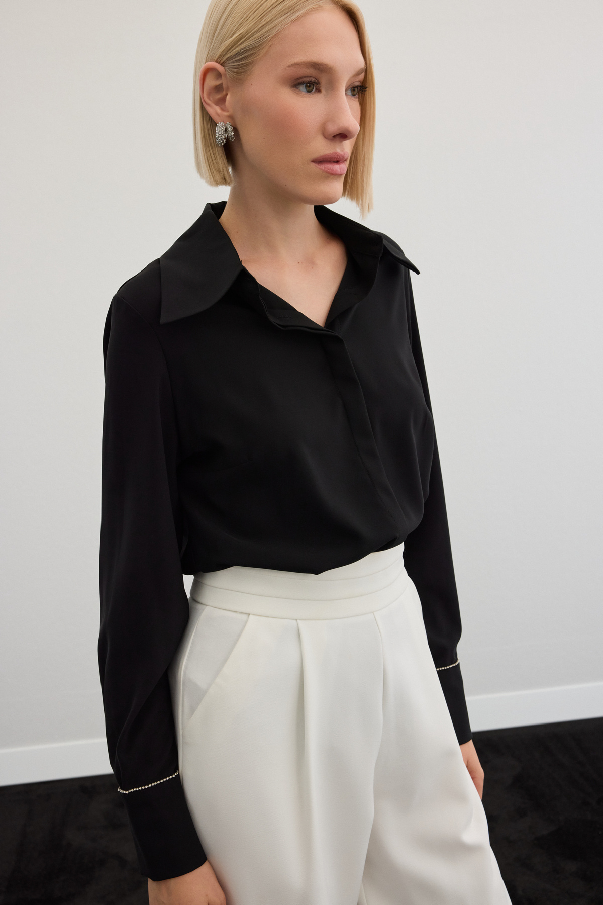 Aksesuarlı Klasik Gömlek - Siyah