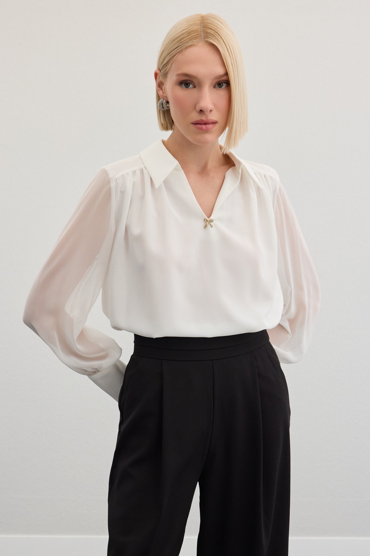 Aksesuarlı Salaş Bluz - Ekru