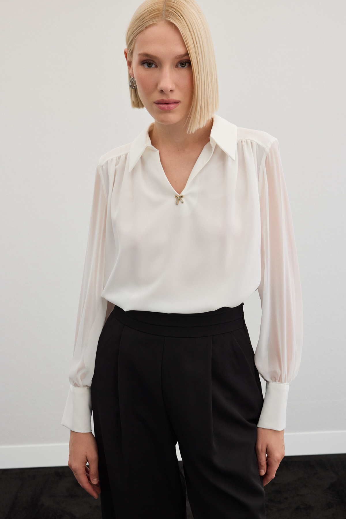 Aksesuarlı Salaş Bluz - Ekru