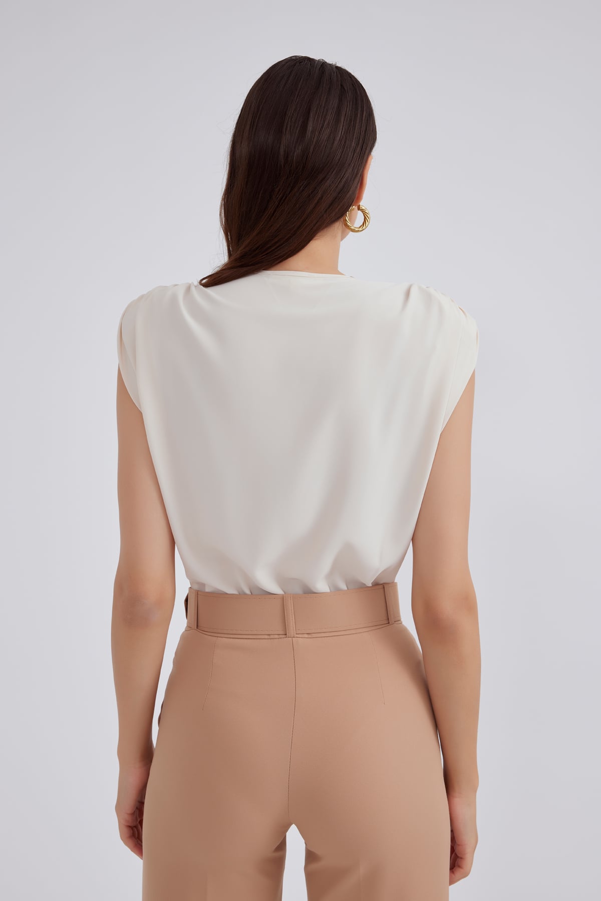 Anvelop yaka vatkalı bodysuit - BEJ