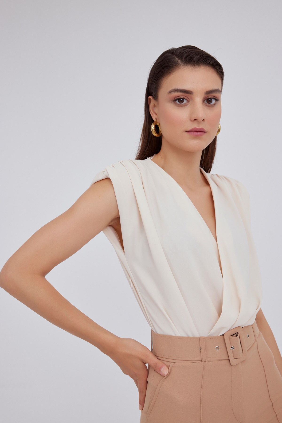 Anvelop yaka vatkalı bodysuit - BEJ