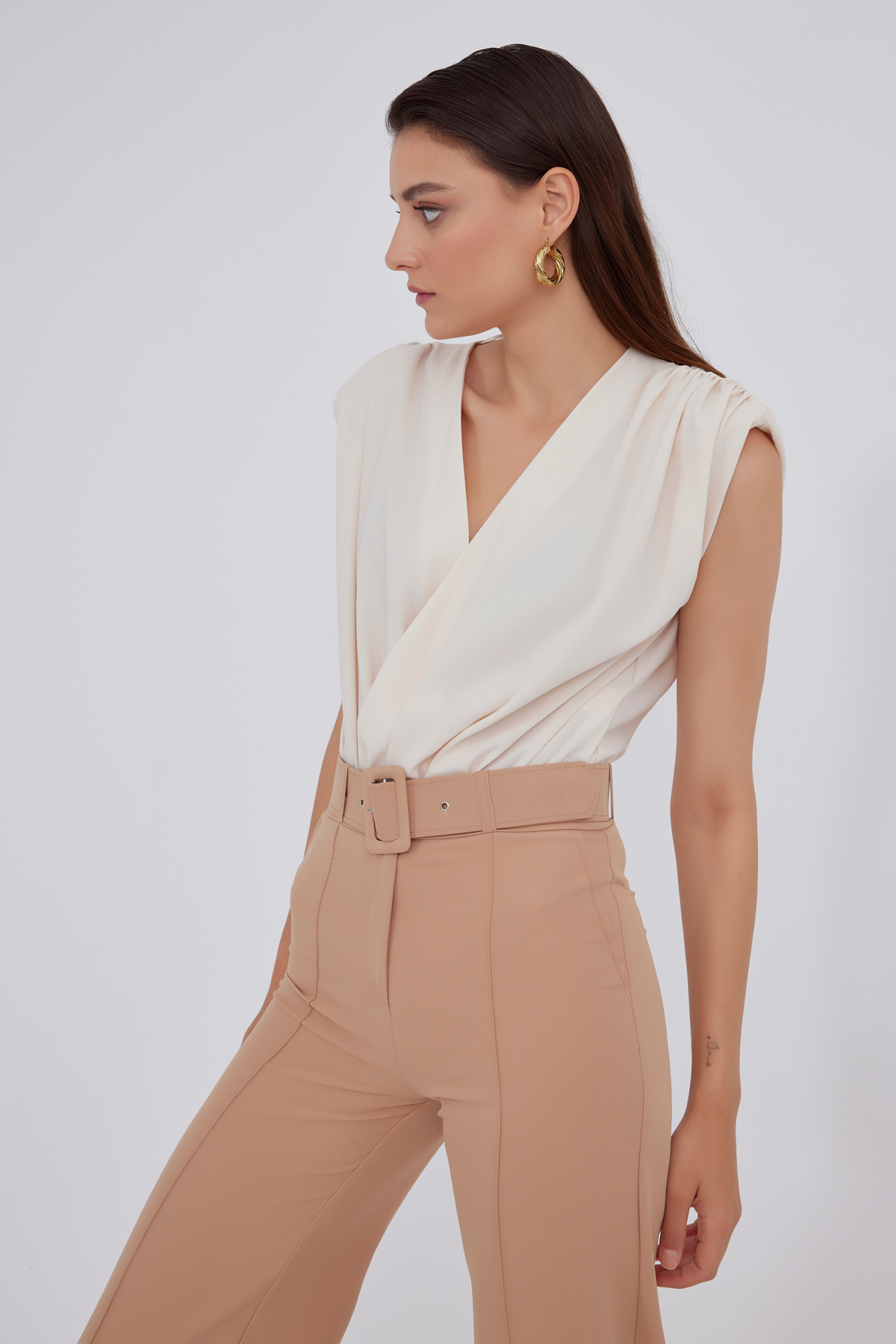 Anvelop yaka vatkalı bodysuit - BEJ
