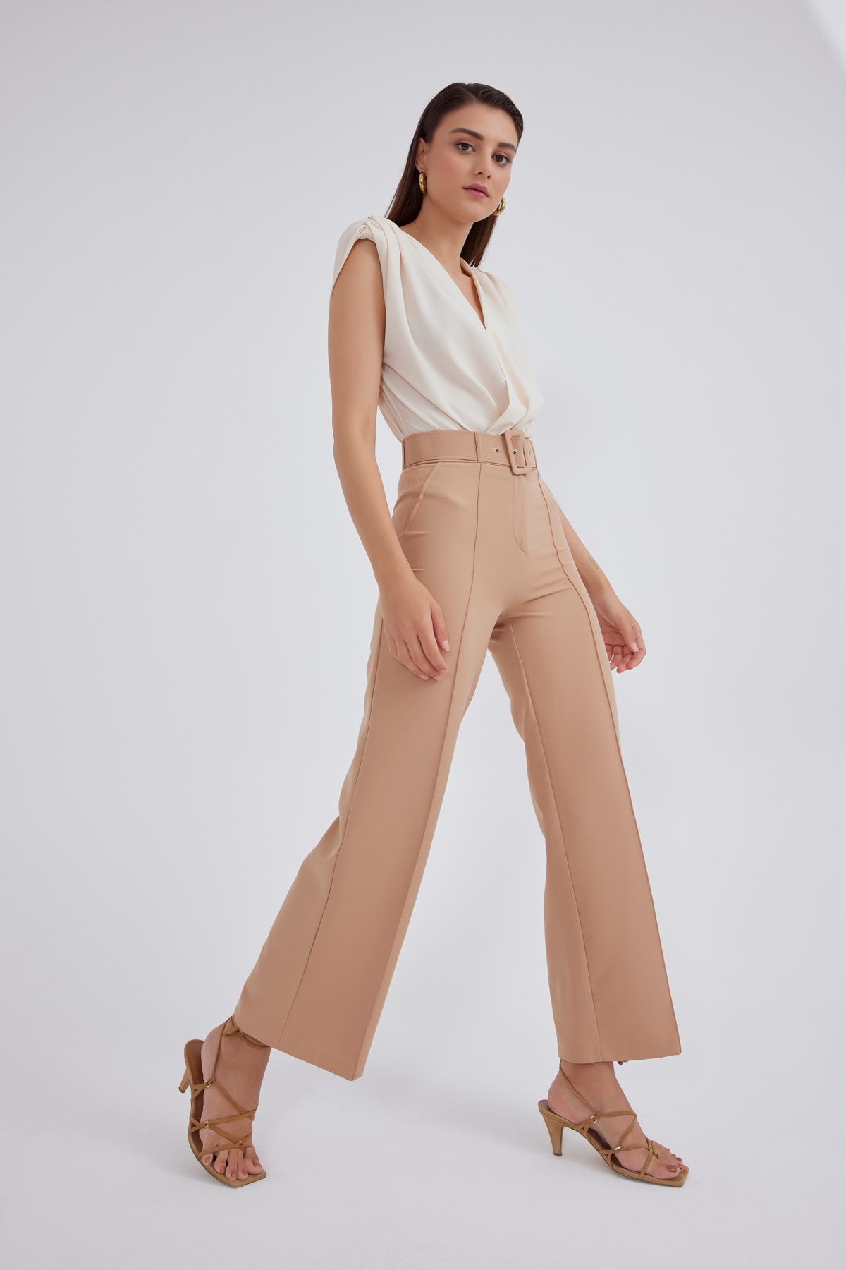 Anvelop yaka vatkalı bodysuit - BEJ