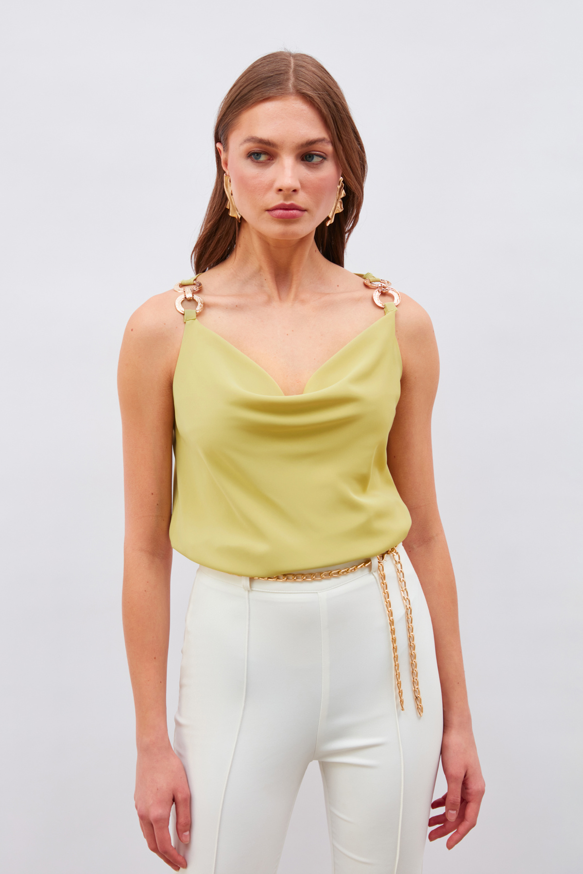 Askı Aksesuar Detaylı Degaje Bluz - FISTIK YEŞİLİ