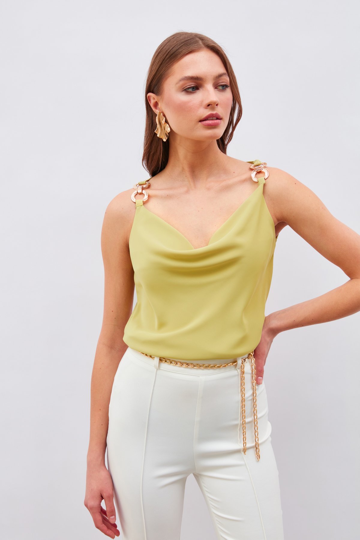 Askı Aksesuar Detaylı Degaje Bluz - FISTIK YEŞİLİ