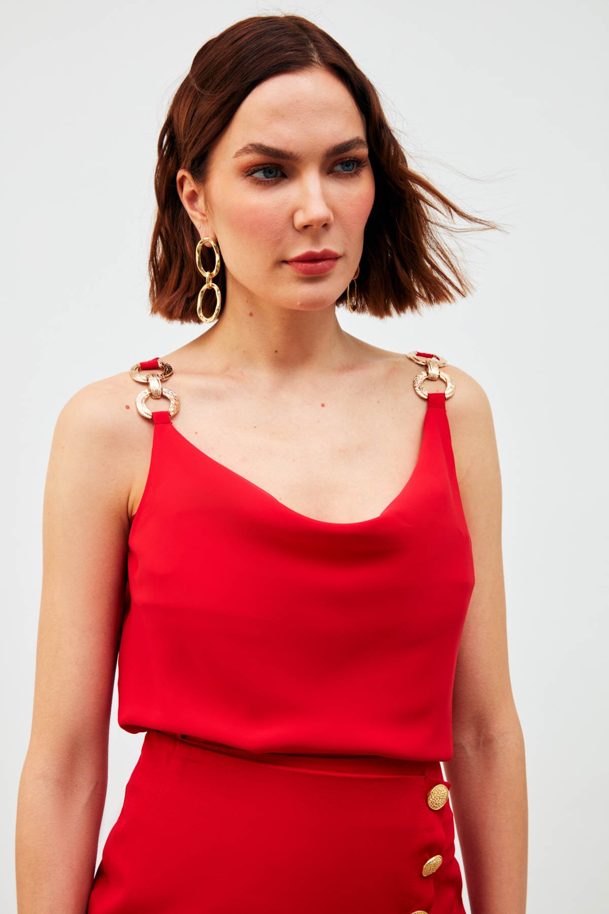 Askı Aksesuar Detaylı Degaje Bluz - KIRMIZI