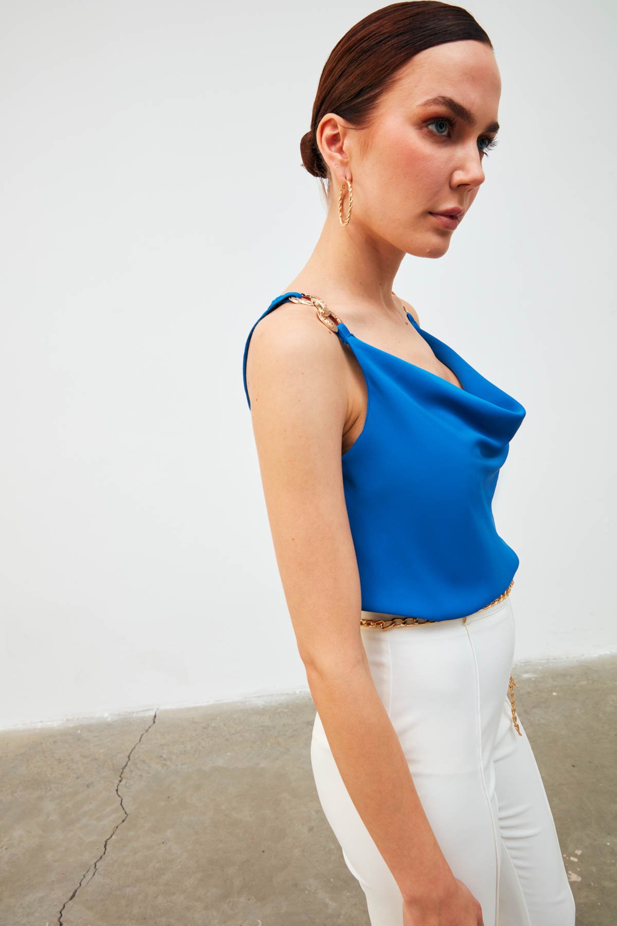 Askı Aksesuar Detaylı Degaje Bluz - SAX MAVİ