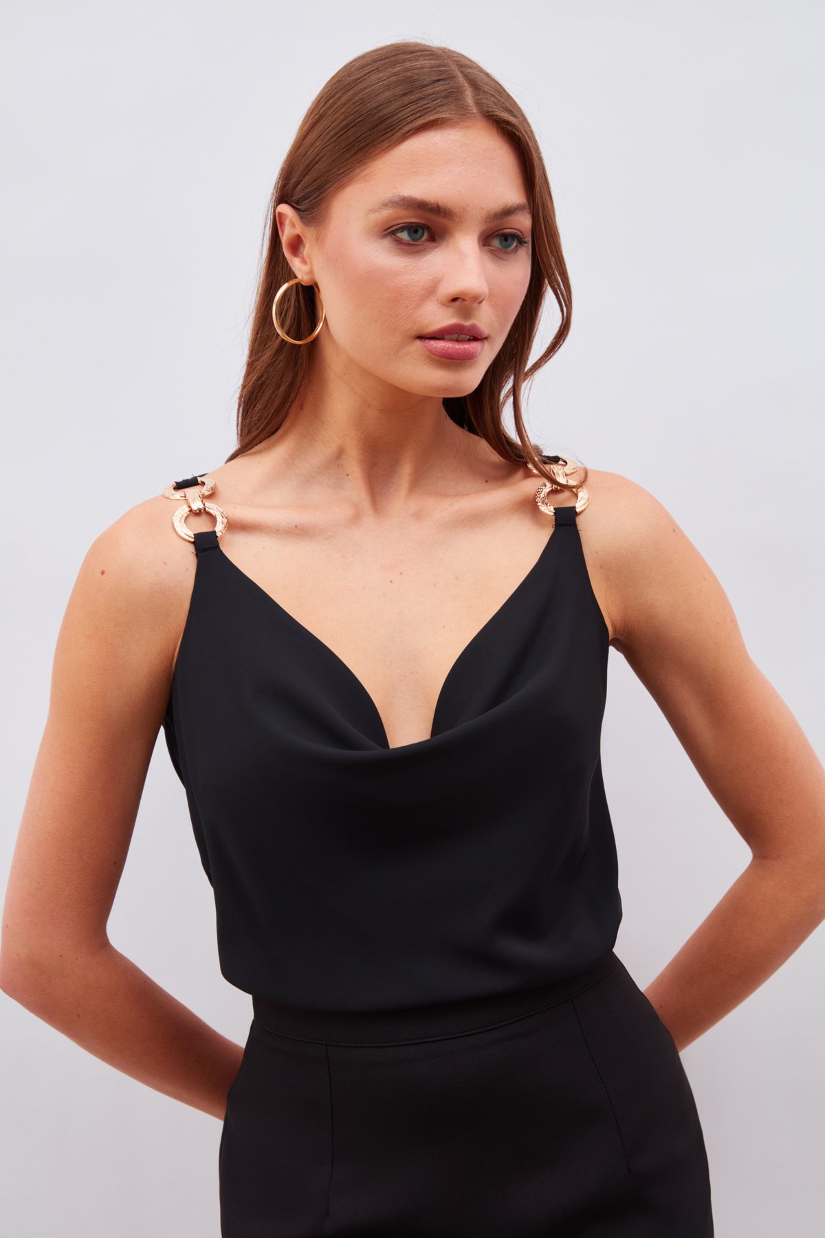 Askı Aksesuar Detaylı Degaje Bluz - SİYAH