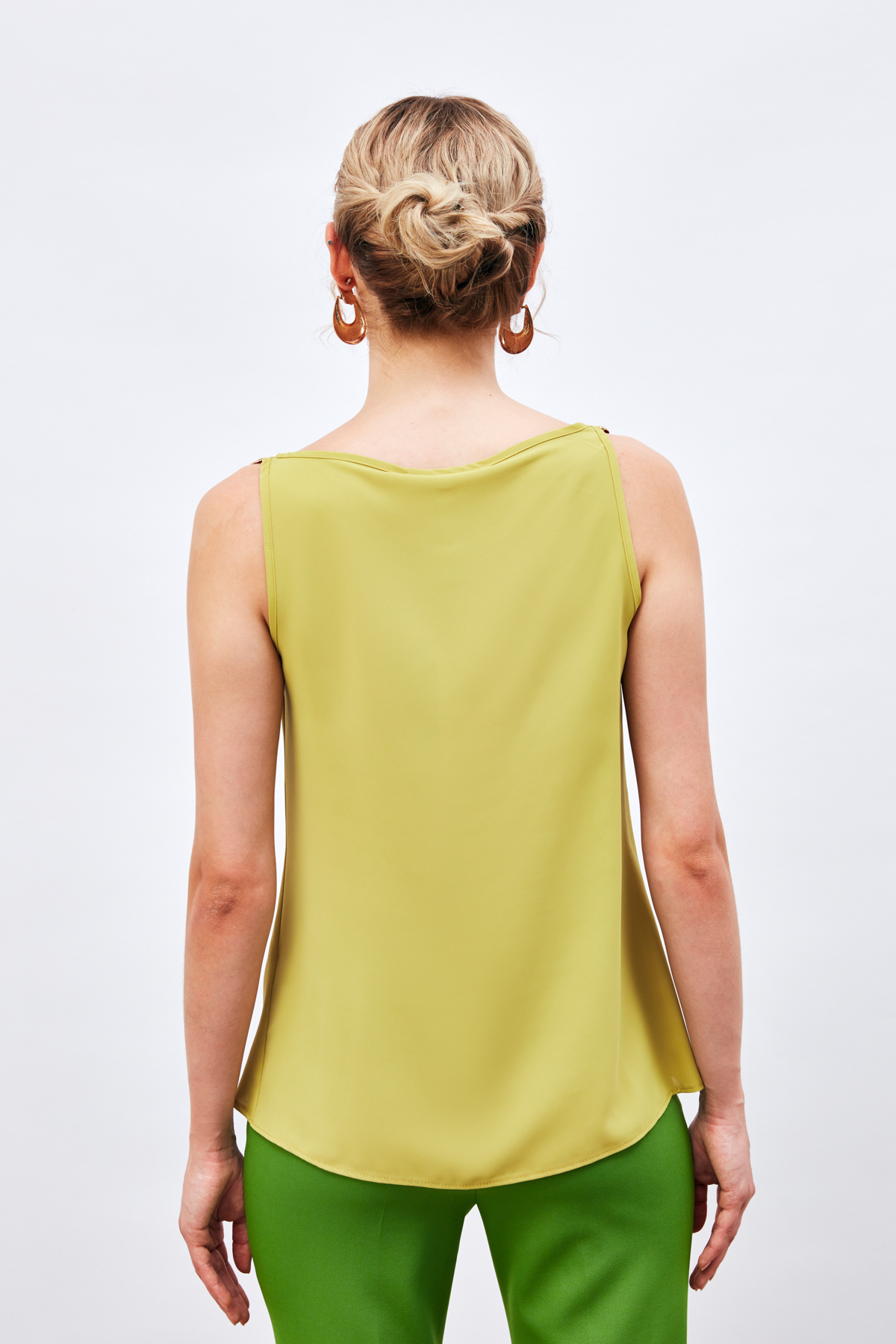 Askı Aksesuar Detaylı Degaje Bluz - YAĞ YEŞİLİ