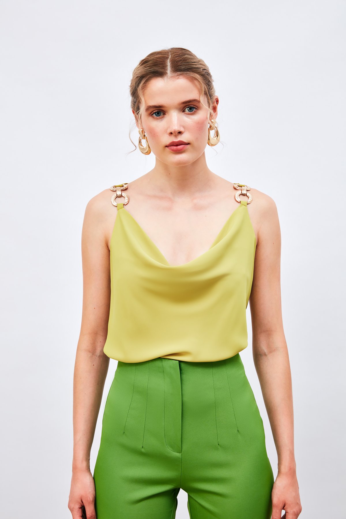 Askı Aksesuar Detaylı Degaje Bluz - YAĞ YEŞİLİ