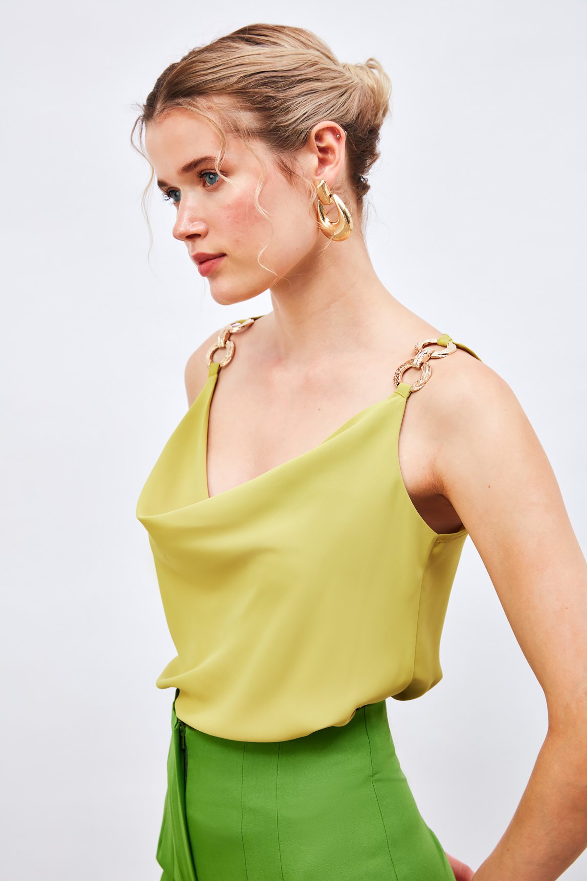 Askı Aksesuar Detaylı Degaje Bluz - YAĞ YEŞİLİ