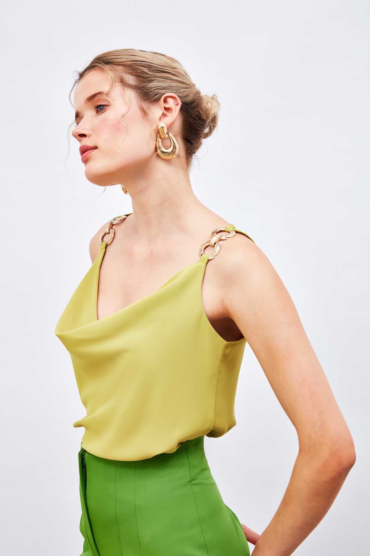 Askı Aksesuar Detaylı Degaje Bluz - YAĞ YEŞİLİ