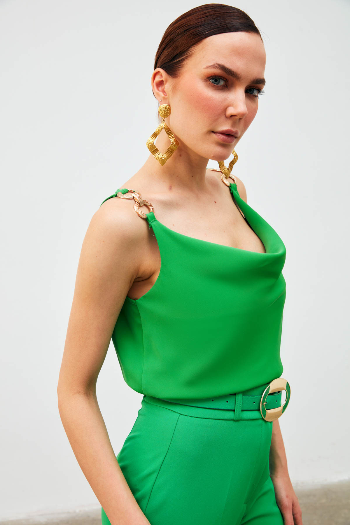 Askı Aksesuar Detaylı Degaje Bluz - YEŞİL