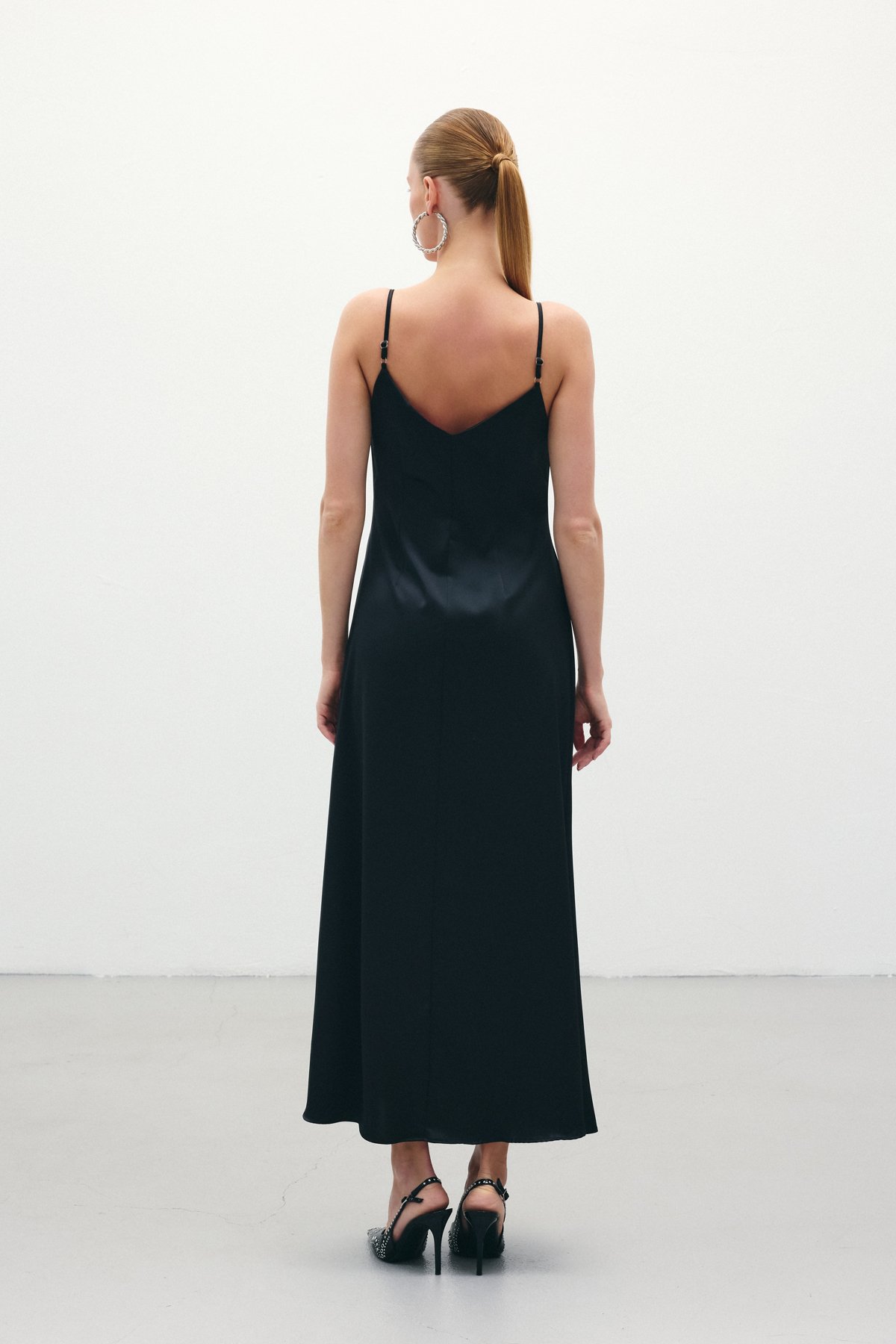 Askılı Uzun Saten Elbise - Siyah