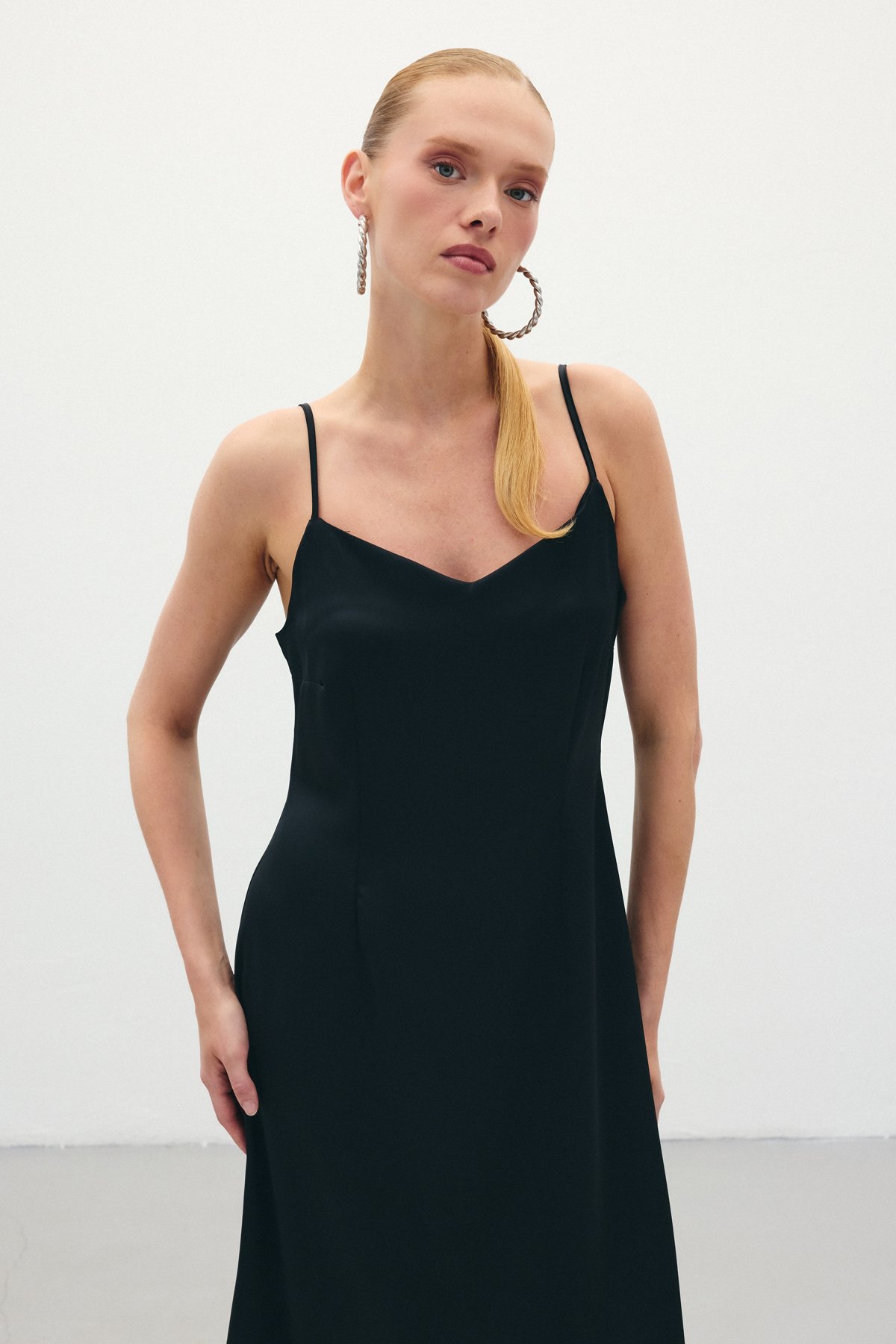 Askılı Uzun Saten Elbise - Siyah