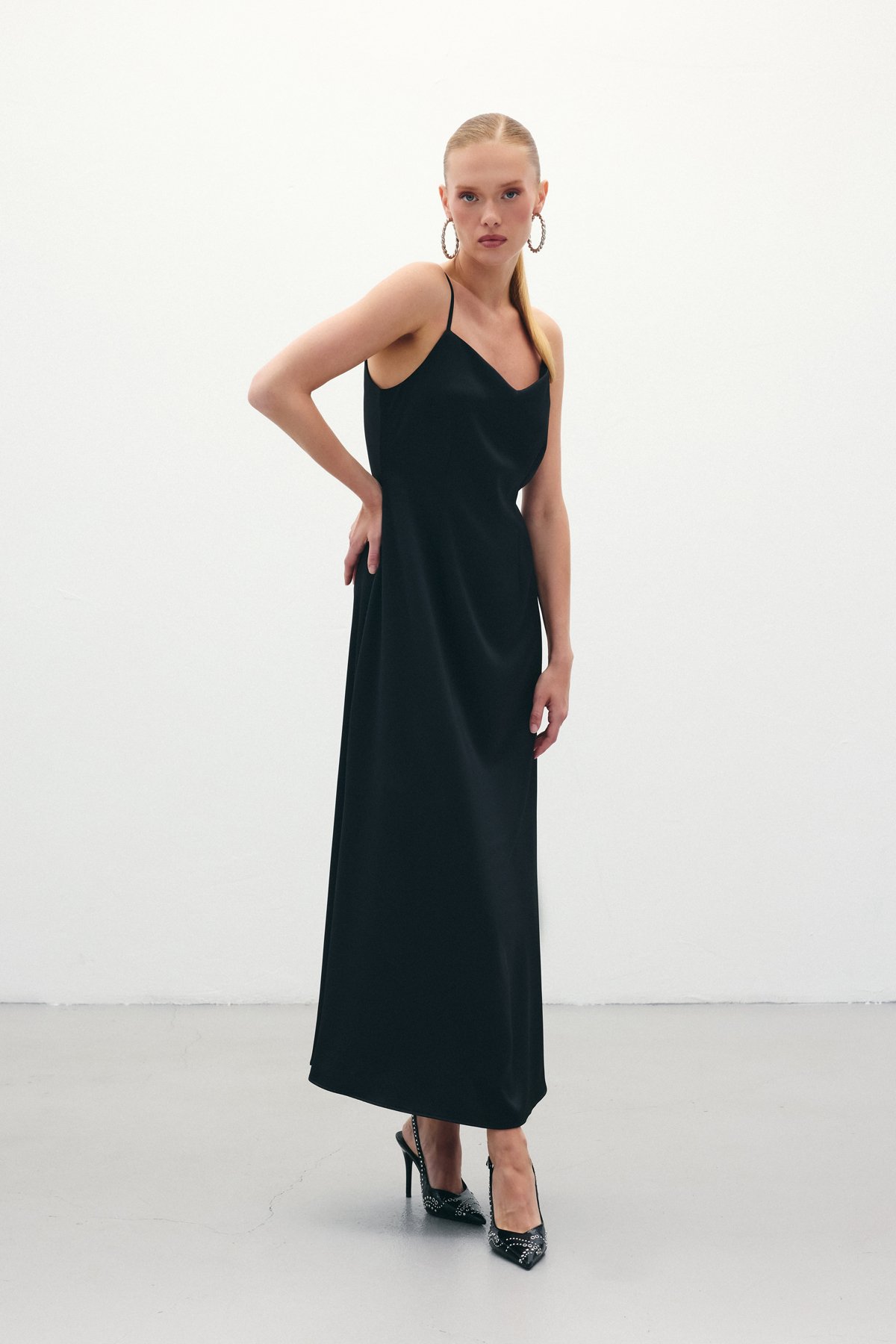 Askılı Uzun Saten Elbise - Siyah