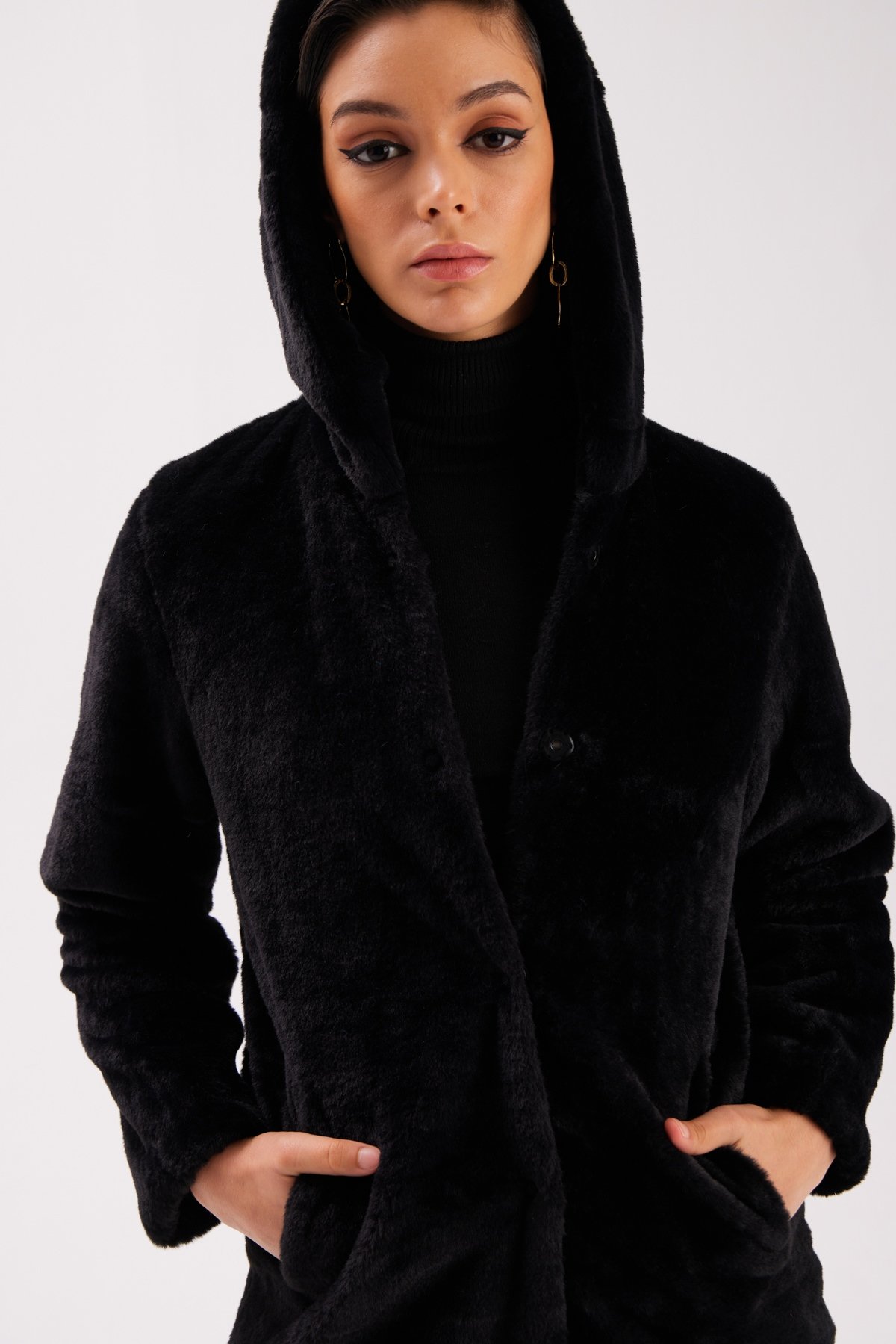 Astarlı Kapüşonlu Peluş Mont - SİYAH