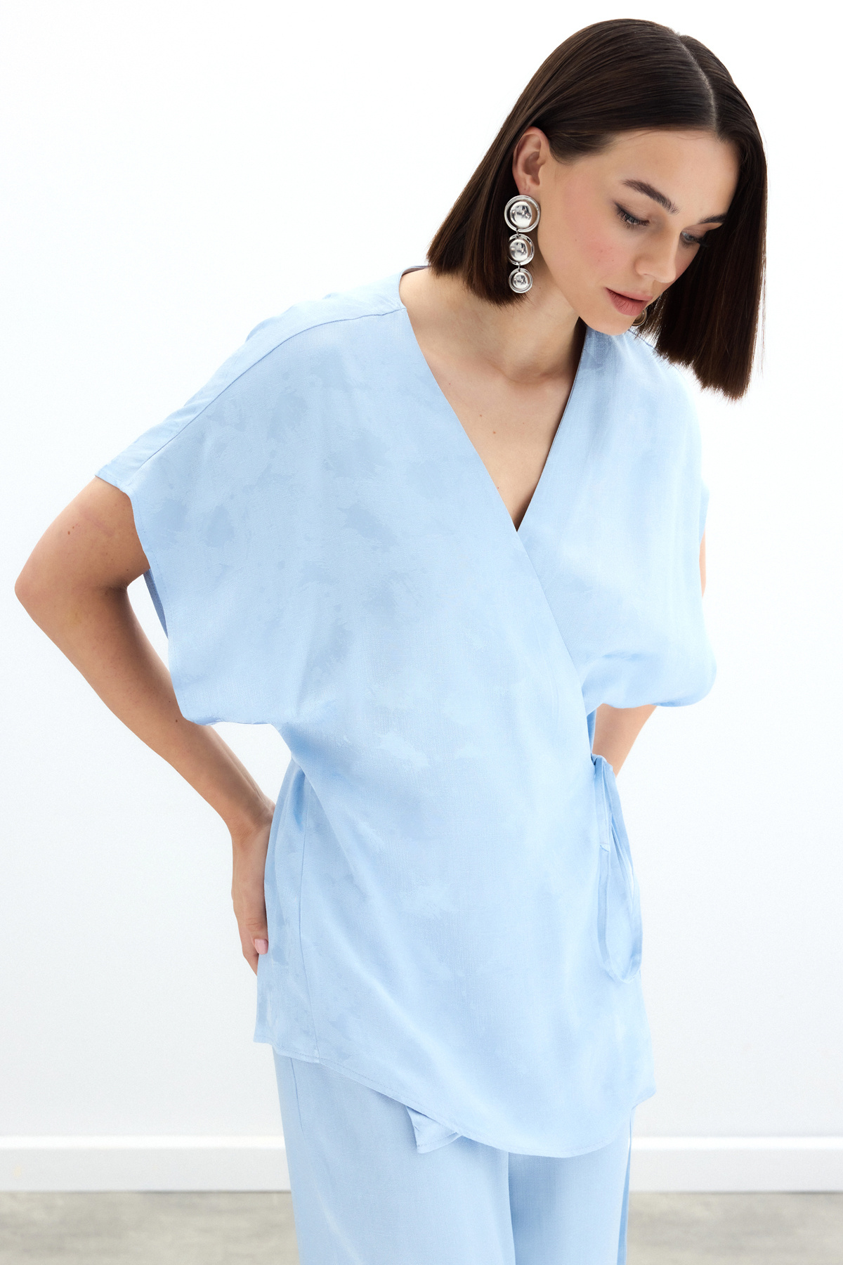 Bağlamalı Jakarlı Saten Bluz - Bebe Mavi