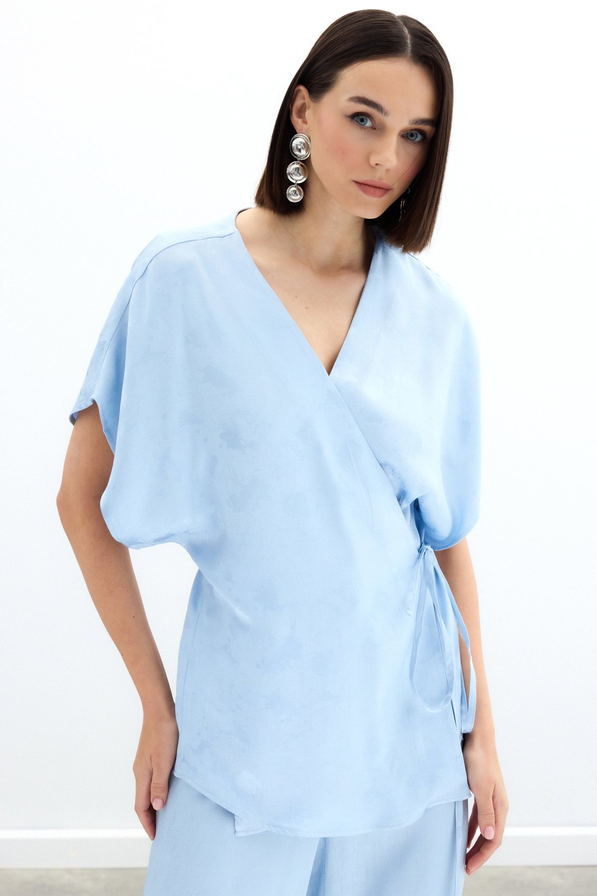 Bağlamalı Jakarlı Saten Bluz - Bebe Mavi