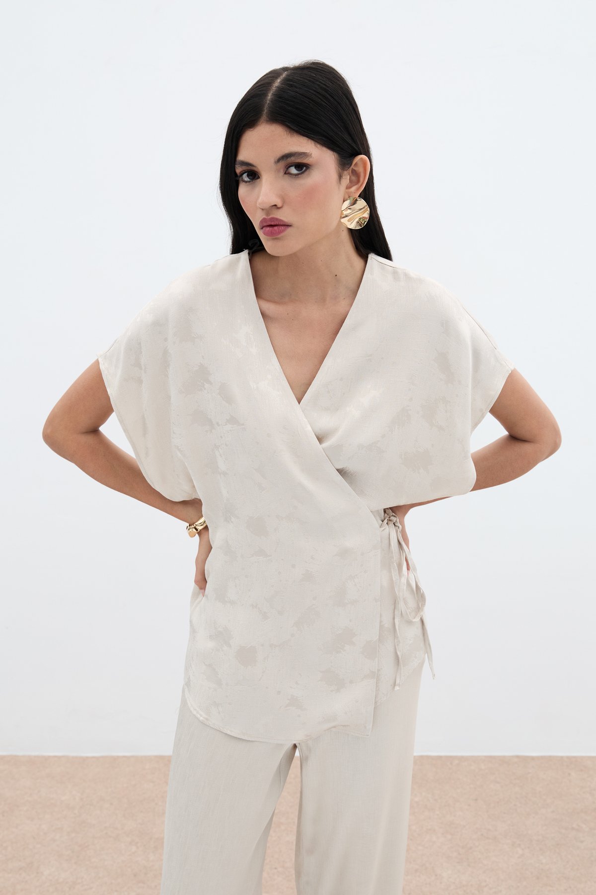 Bağlamalı Jakarlı Saten Bluz - Bej