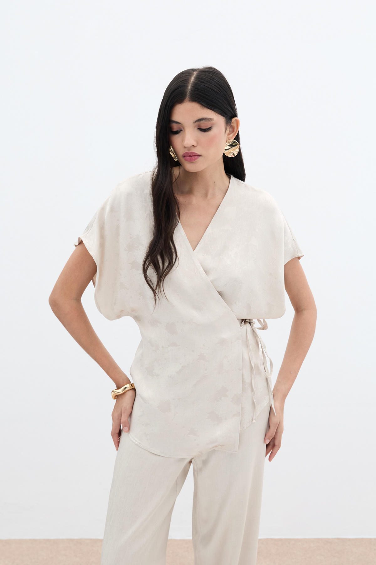 Bağlamalı Jakarlı Saten Bluz - Bej