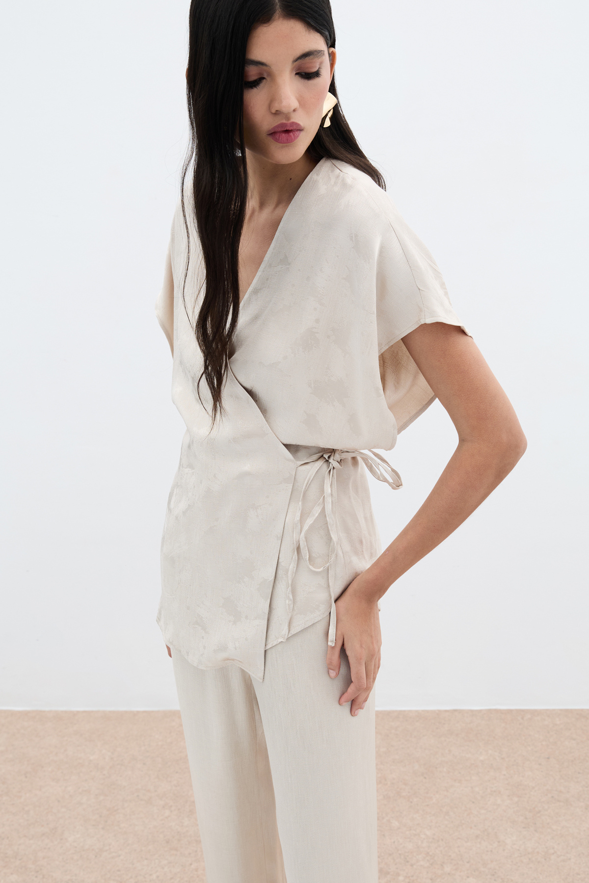 Bağlamalı Jakarlı Saten Bluz - Bej