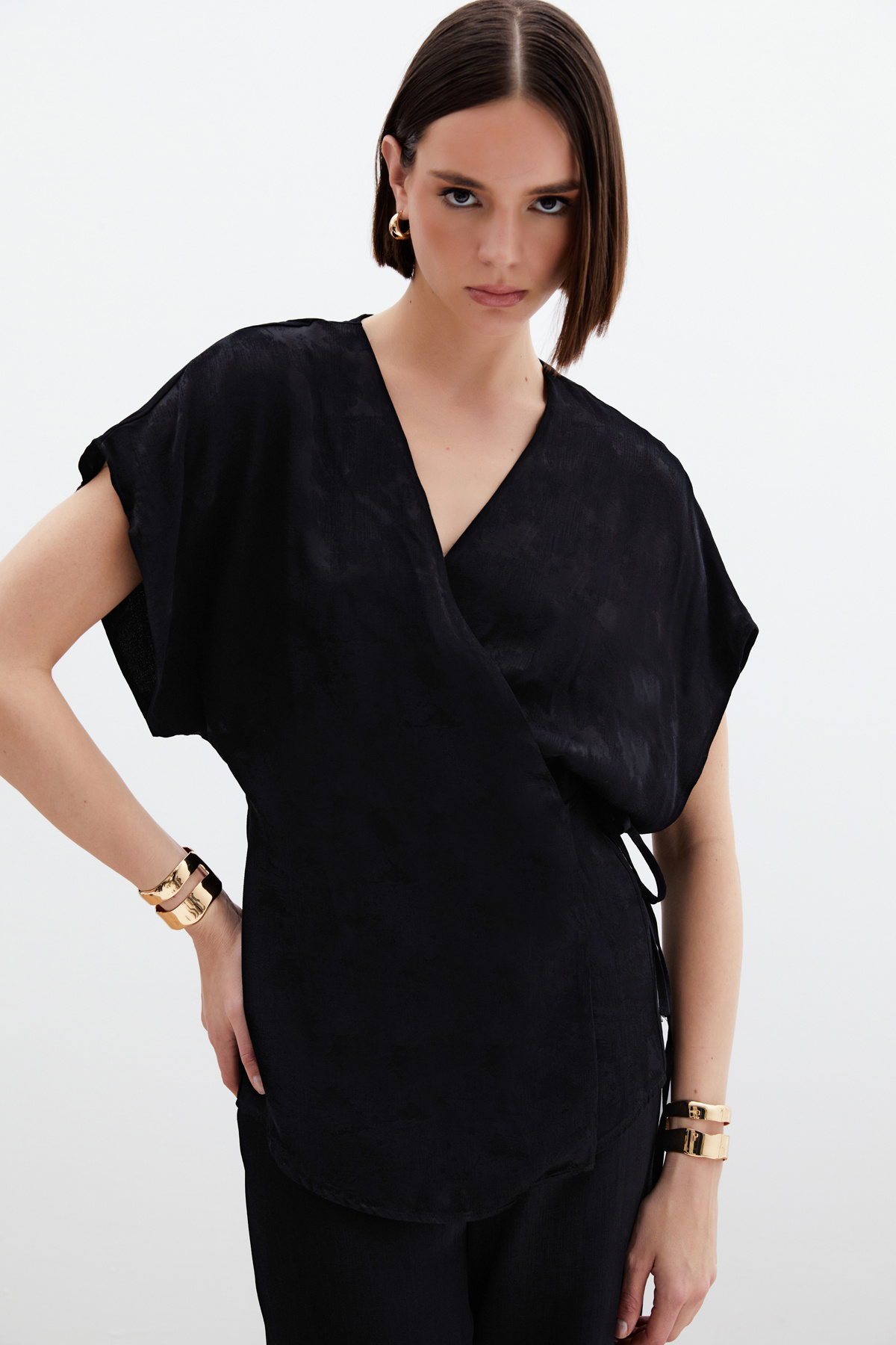 Bağlamalı Jakarlı Saten Bluz - Siyah