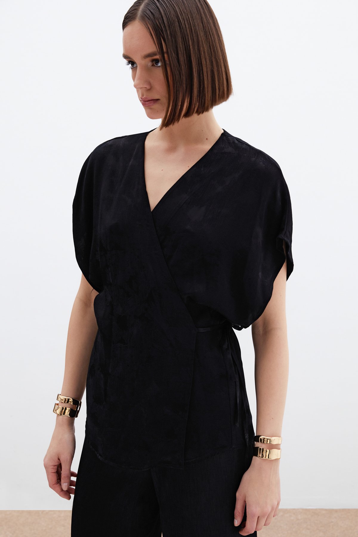 Bağlamalı Jakarlı Saten Bluz - Siyah