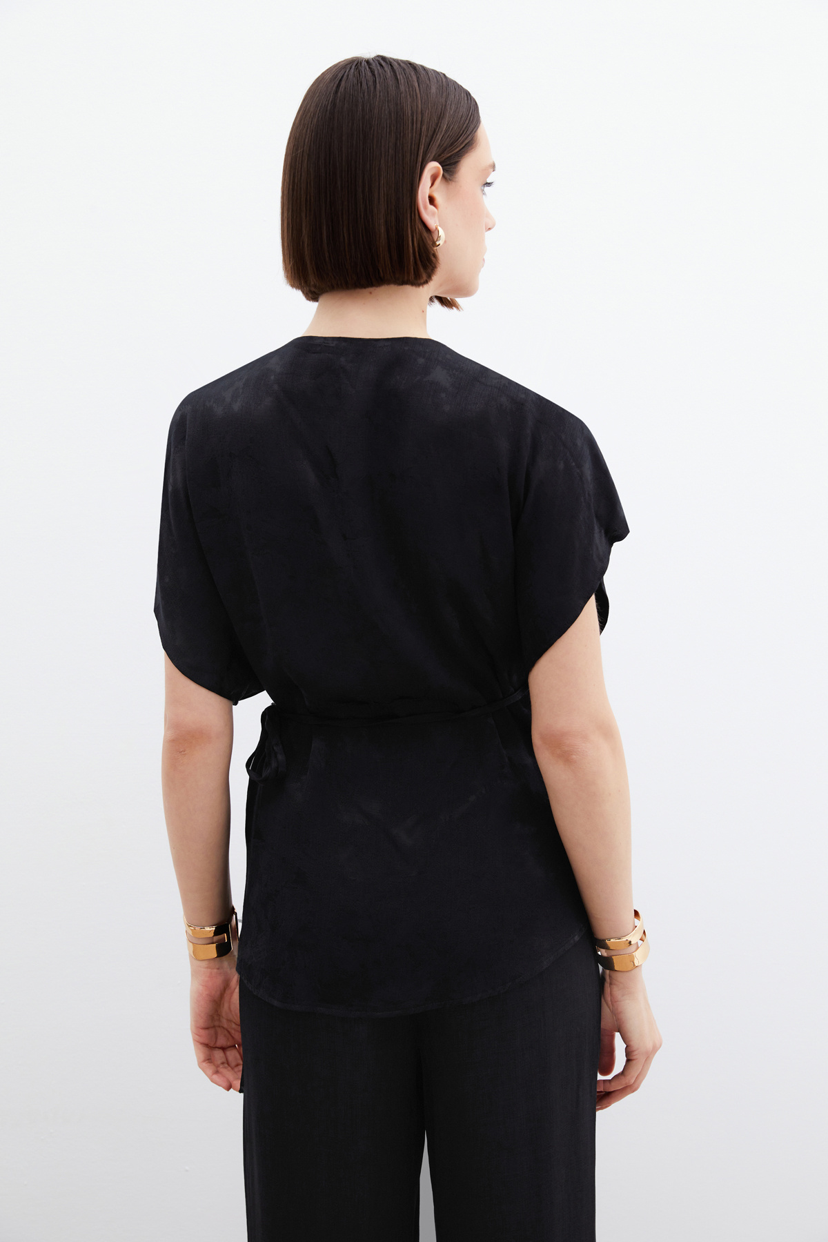 Bağlamalı Jakarlı Saten Bluz - Siyah