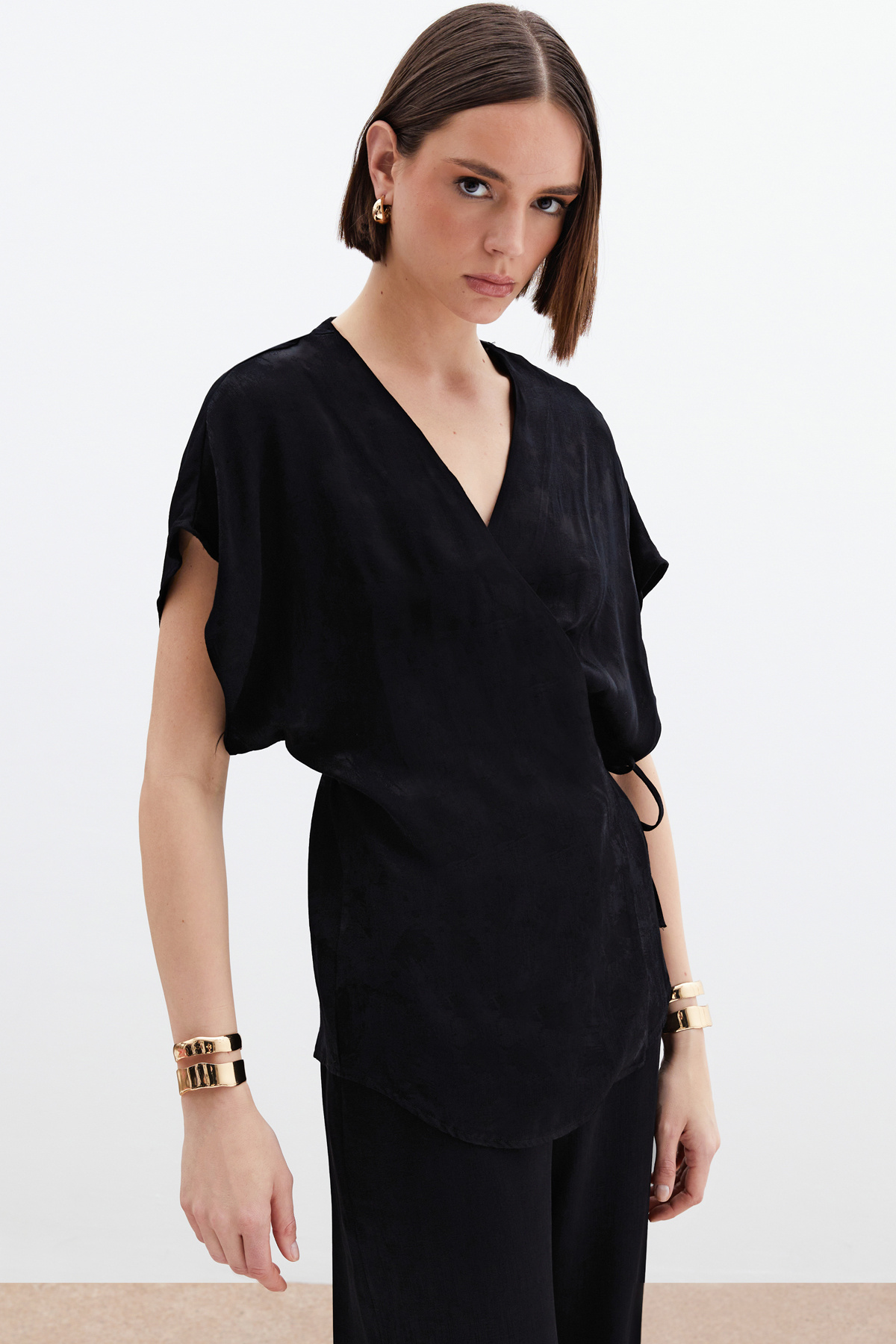 Bağlamalı Jakarlı Saten Bluz - Siyah