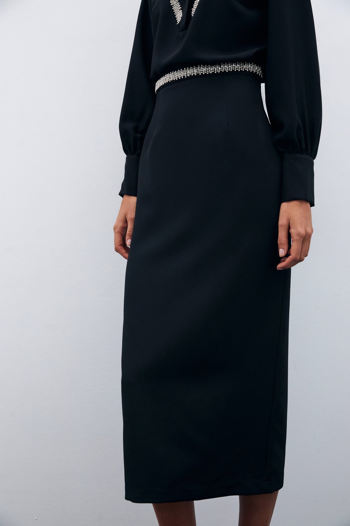Bel Aksesuarlı Midi Etek - Siyah