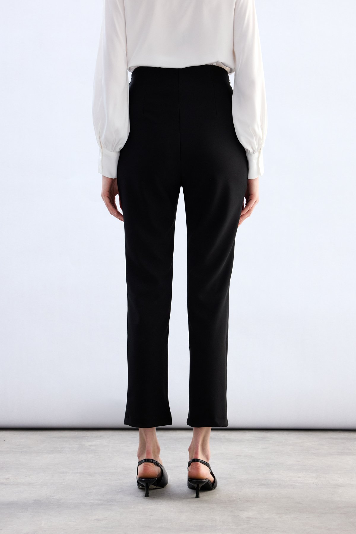 Bel Aksesuarlı Pantolon - Siyah