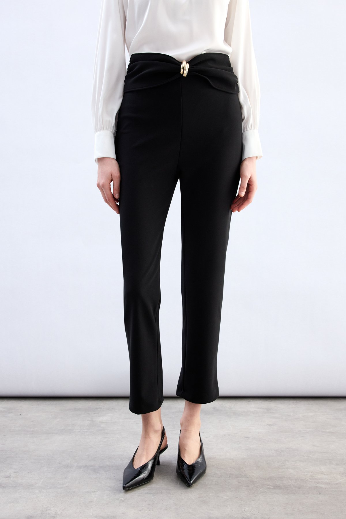 Bel Aksesuarlı Pantolon - Siyah