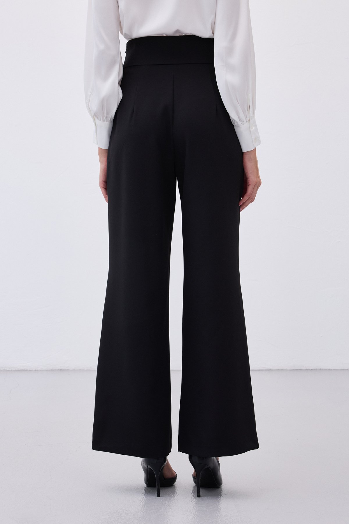 Bel Aksesuarlı Pantolon - Siyah