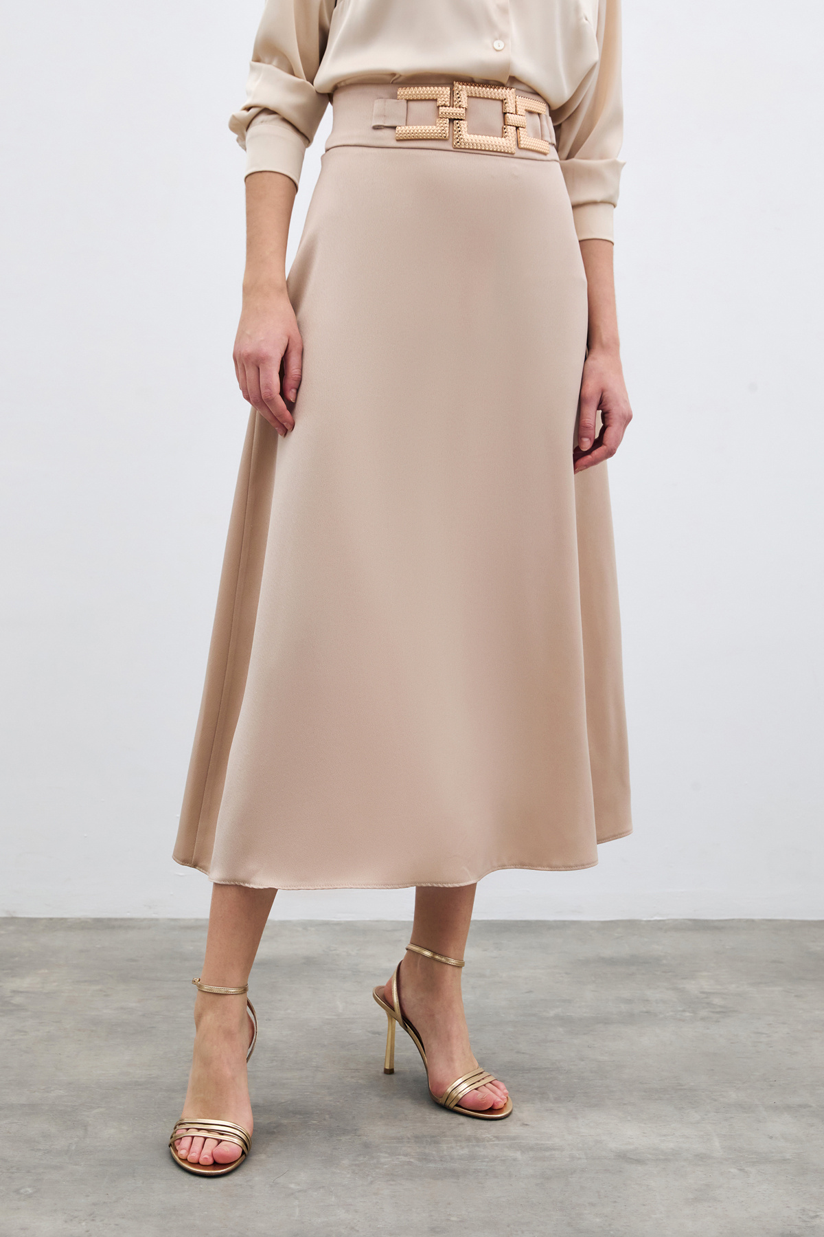 Bel Aksesuarlı Saten Krep Etek - Bej