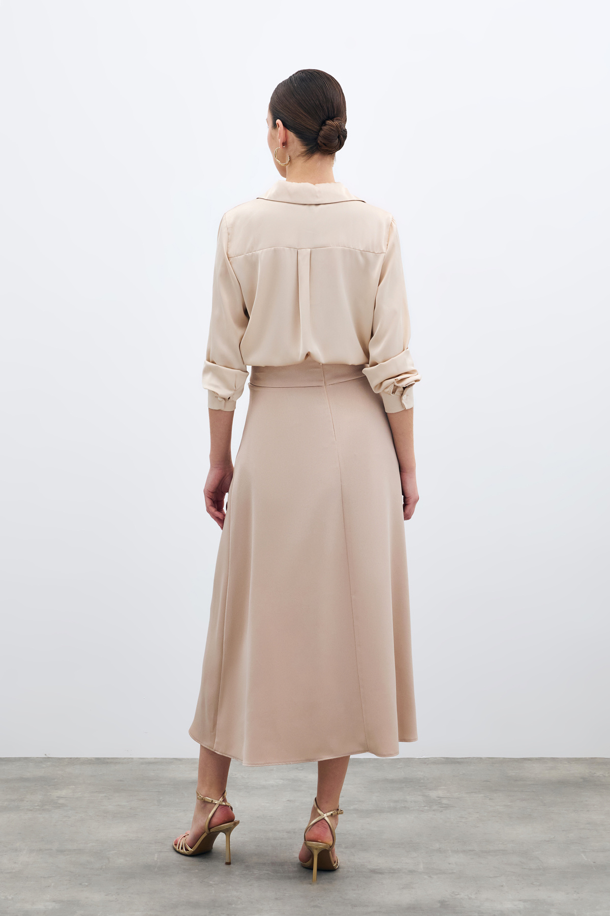 Bel Aksesuarlı Saten Krep Etek - Bej