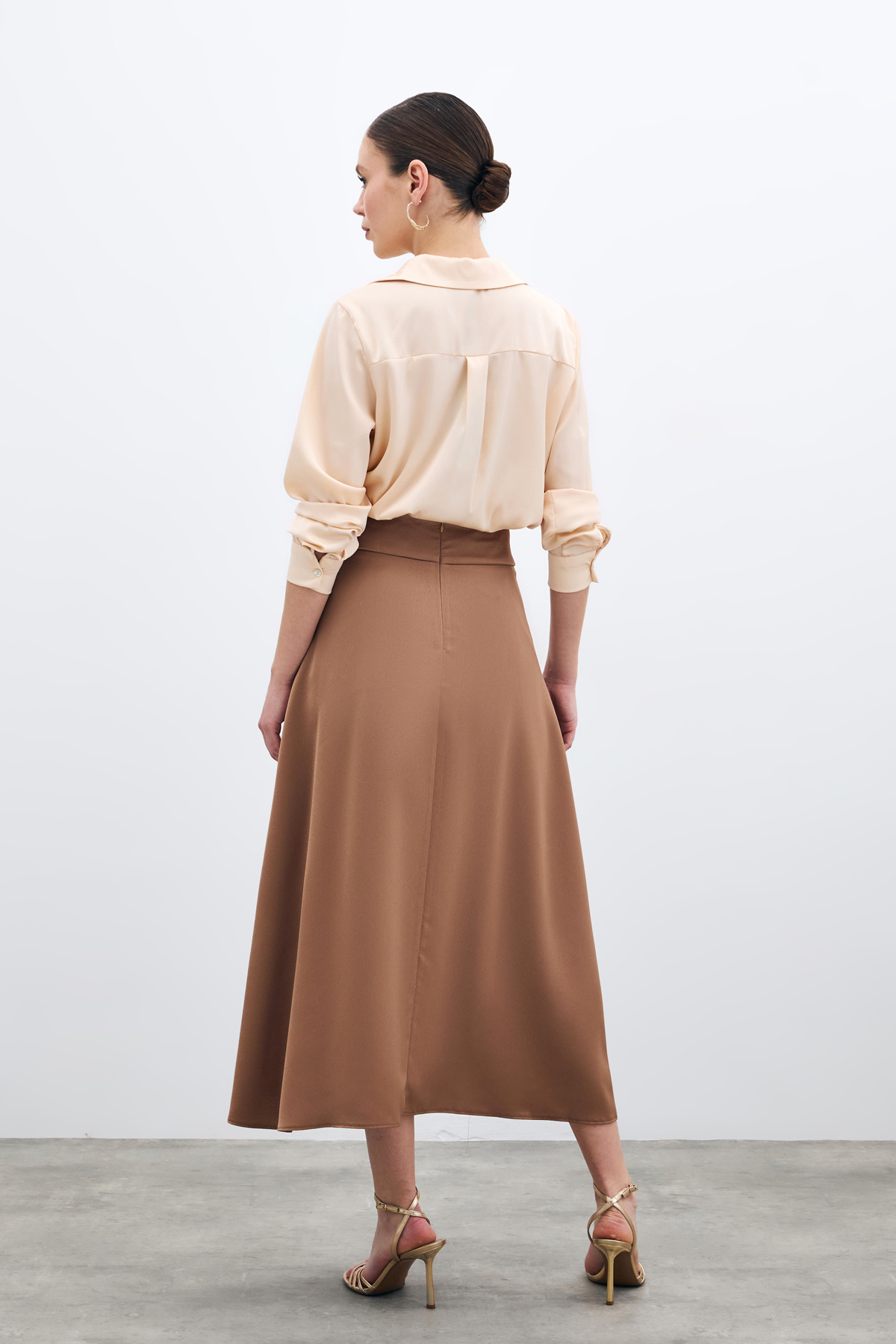 Bel Aksesuarlı Saten Krep Etek - Camel