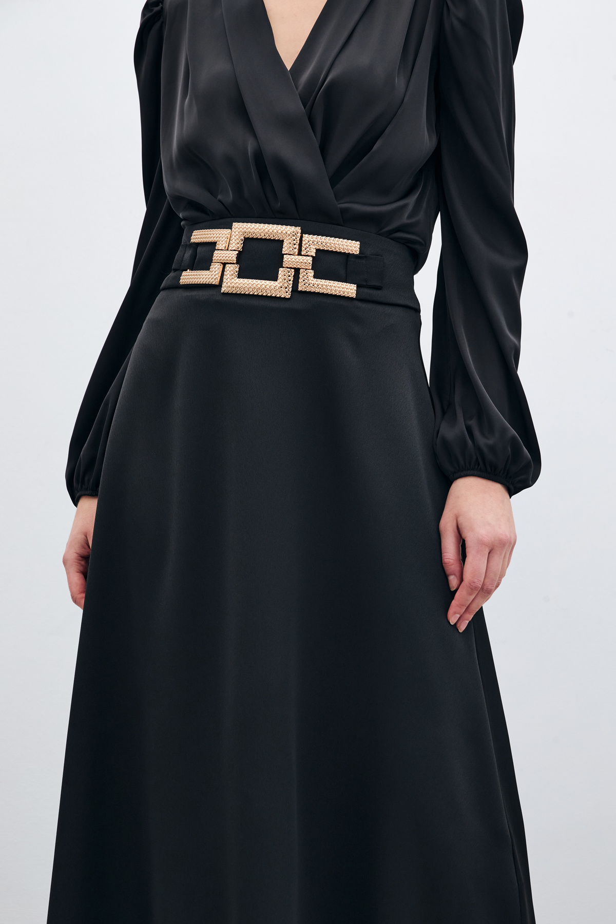 Bel Aksesuarlı Saten Krep Etek - Siyah