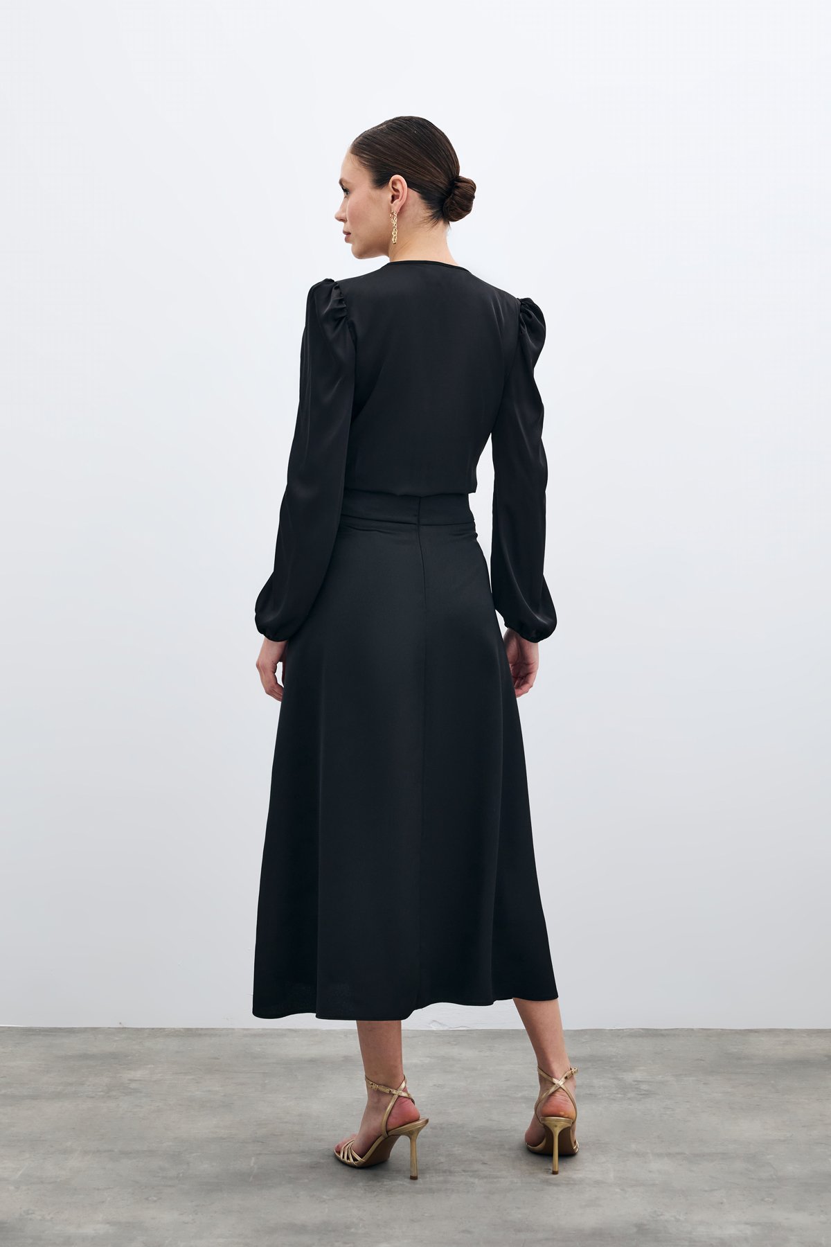 Bel Aksesuarlı Saten Krep Etek - Siyah