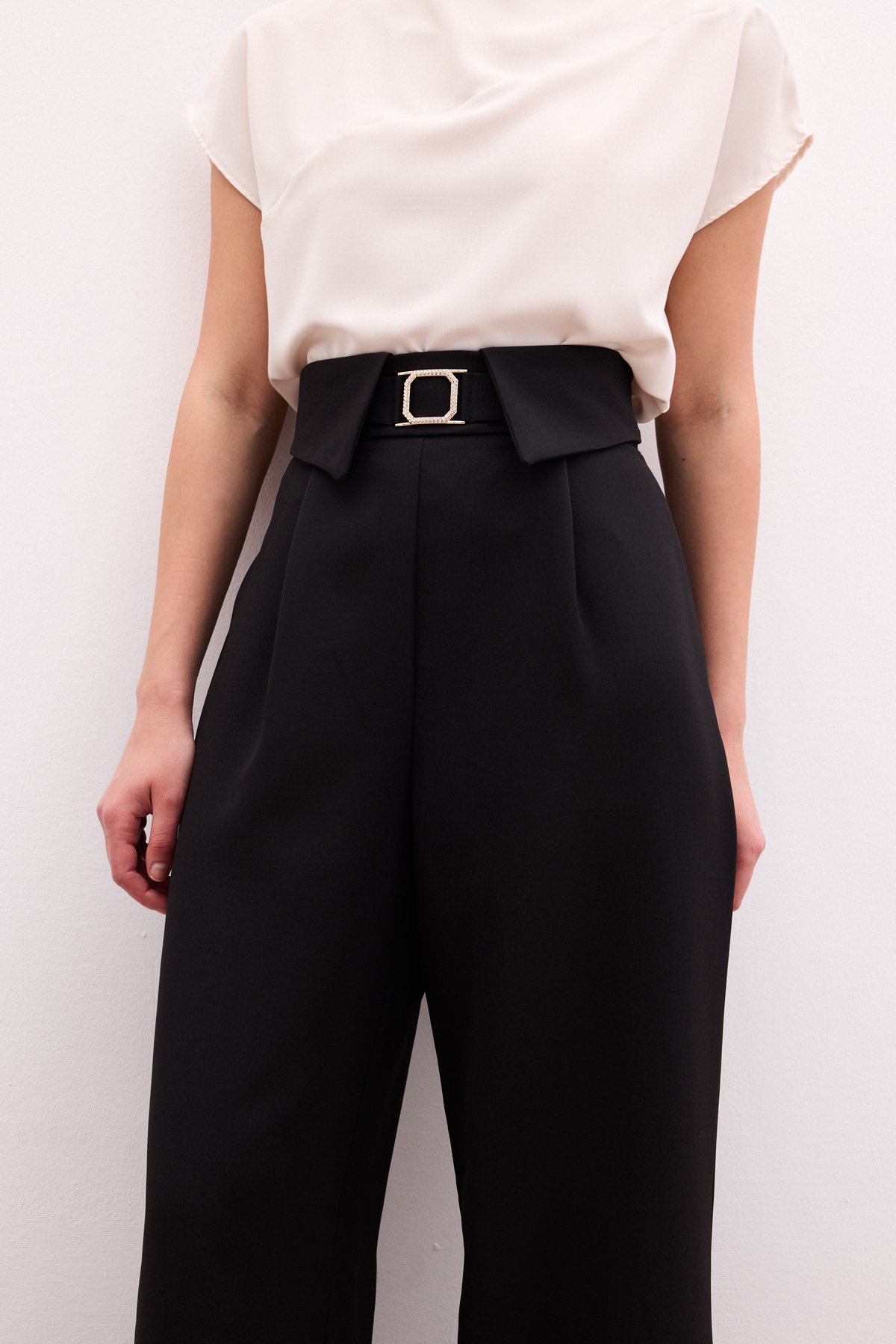 Bel Detaylı Geniş Paça Pantolon - Siyah