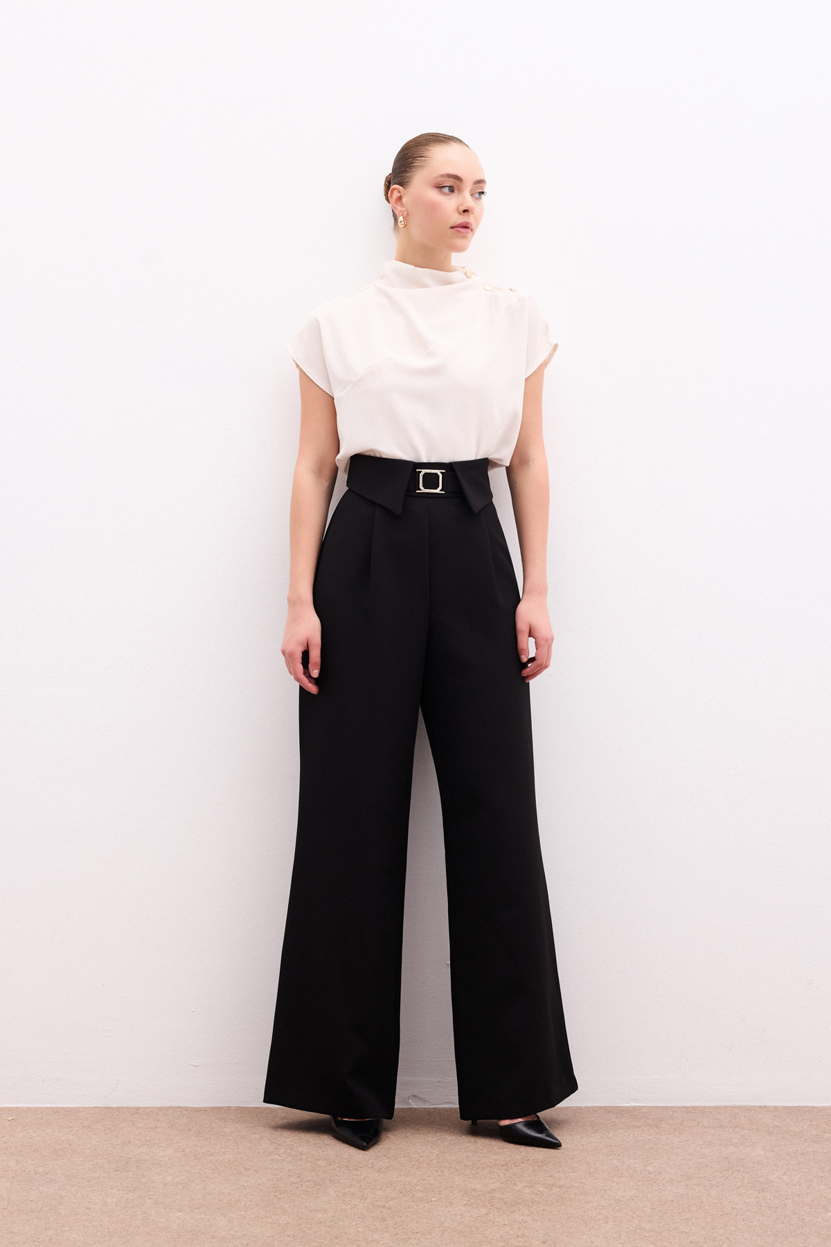 Bel Detaylı Geniş Paça Pantolon - Siyah