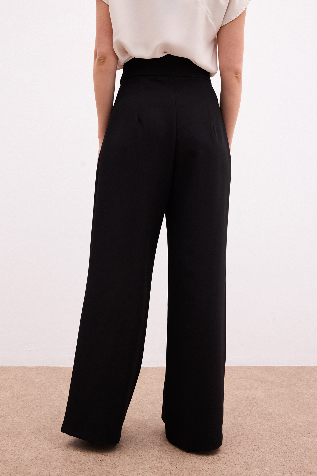 Bel Detaylı Geniş Paça Pantolon - Siyah